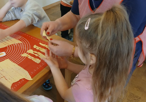 Dziewczynka uczy się robić faworki