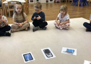 dzieci siedzą w kole