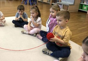 chłopiec trzyma motek wełny