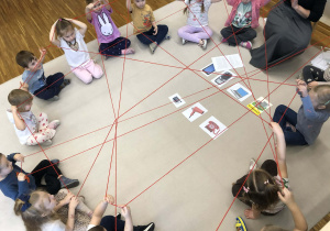 dzieci robią sieć pajęczą