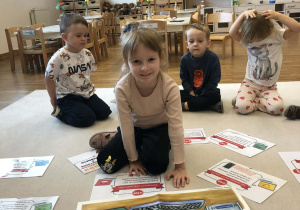 dziewczynka pokazuje komputer na obrazku