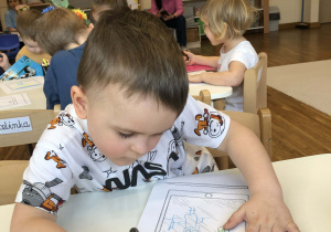 chłopiec koloruje tablet