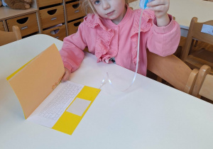 dziewczynka prezentuje swój laptop