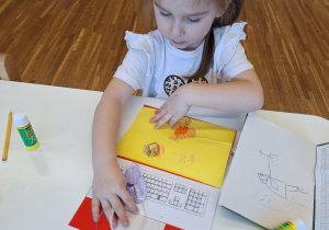 dziewczynka prezentuje swój laptop