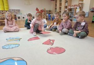 dziecko układa puzzle pączki