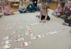 dzieci układają pączkowe domino