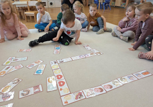 dzieci układają pączkowe domino