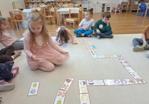 dzieci układają pączkowe domino