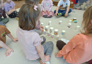 dzieci układają wieżę z kubeczków