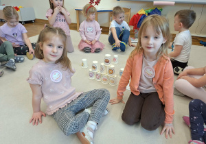 dzieci układają wieżę z kubeczków