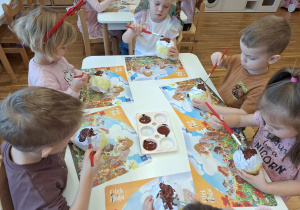 dzieci wykonują paczki z papieru