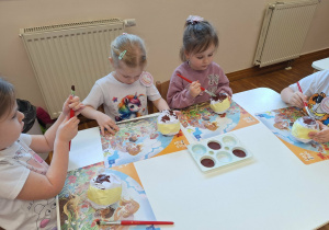 dzieci wykonują paczki z papieru