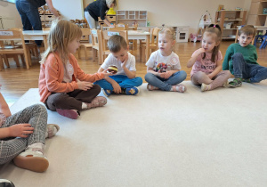 dzieci bawią się w zabawę z pączkiem