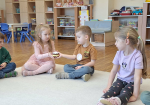 dzieci bawią się w zabawę z pączkiem