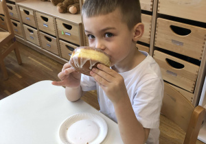 chłopiec je pączka