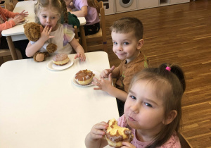 dzieci jedzą paczki