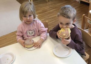 dzieci jedzą paczki