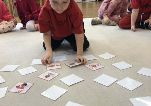 dzieci graja w memory