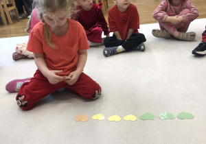 dziewczynka układa serca