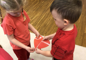 dzieci dobierają połówki serc do pary