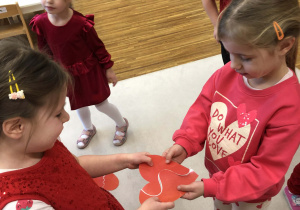 dzieci dobierają połówki serc do pary