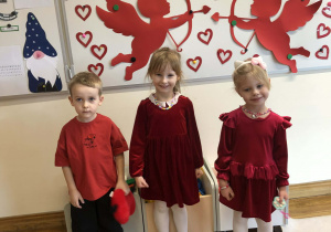 dzieci pozują do zdjęcia