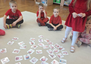 dzieci odszukują brakujący element