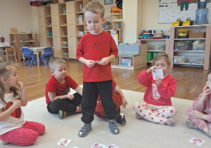 dzieci odszukują brakujący element