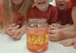 dzieci obserwują eliksir miłości