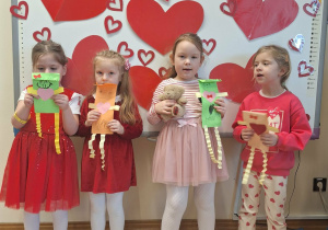 dzieci prezentują swoje prace