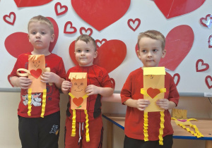 dzieci prezentują swoje prace