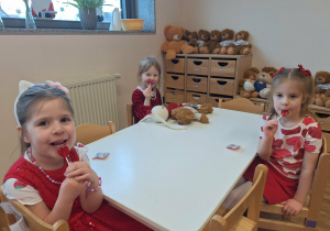 dzieci liżą lizaki