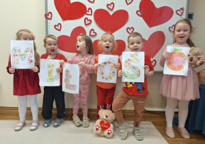 dzieci prezentują słowo miłość