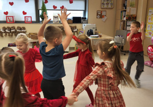 dzieci tańczą przy muzyce