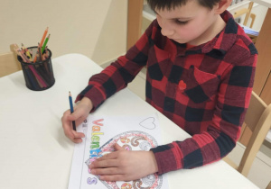 chłopiec wykonuje walentynkę