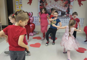 dzieci tańczą podczas zabawy z sercami
