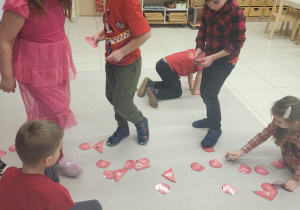 dzieci szukają części ser do złożenia w calość