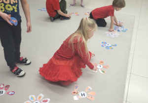 przedszkolaki prezentują ułożone kwiatki