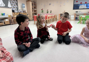 dzieci podają sobie kopertę