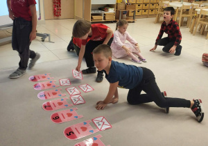 chłopcy dopasowują koperty do skrzynki z odpowiednią cyfrą