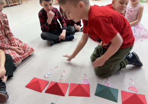 chłopiec układa kładzie klucz przy odpowiedniej kopercie