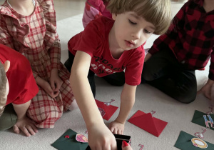 chłopiec losuje serduszko