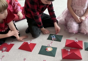 chłopiec kładzie obrazek przy odpowiednie kopercie