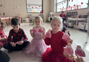 dziewczynki pokazują buteleczki z eliksirami miłości