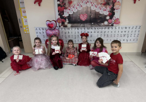 dziewczynki pokazują swoje Walentynki od kolegi