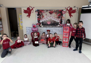 grupowe zdjęcie z napisem love