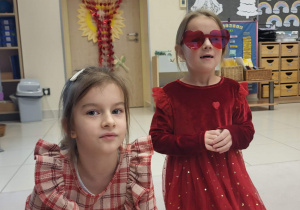 dziewczynka patrzy przez czerwone okulary