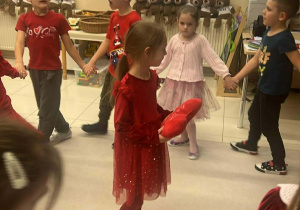 dzieci tańczą w kole