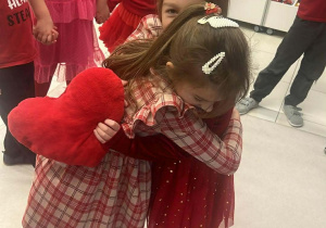 dziewczynki przytulają się