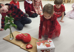 dziewczynka dopasowuje podpis do odpowiedniego przedmiotu